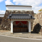大手門西側の石垣東面と祠