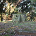 二の丸？に端座する祠