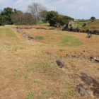 南西角隅櫓跡より枡形虎口を斜めに見る