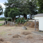 本丸東面の石垣と曲輪