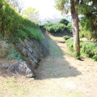 本丸東部北端下石垣と西への見通し