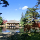 池を挟んで観る御改所