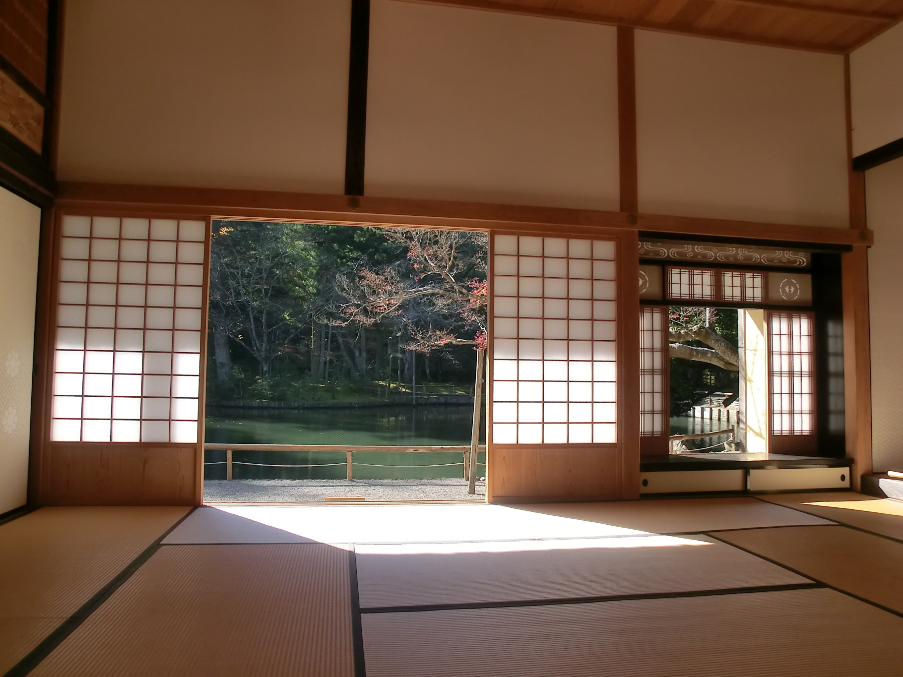 御改所より池を望む