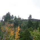 追廻地区から望む本丸と騎馬像