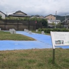 復元された堀跡と建物跡