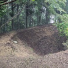 本丸の横堀とカーブする土橋