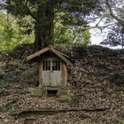 枡形に鎮座する祠