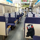 ②	くまモン列車の内部