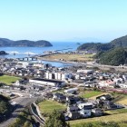 ⑨	本丸から西側を眺める（佐敷駅と八代海の向こうは天草下島）