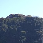 ⑩	帰りの坂を下る途中で佐敷城を振り返る