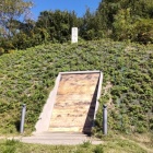 ⑧	西門跡（JR水城駅前）と土塁断面