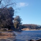 太陽光パネル越しに土塁