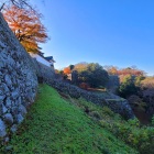 本丸石垣と井戸曲輪方面