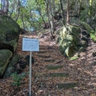 花崗岩の巨石群と節理