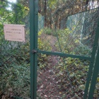 ゲートを開けて入る