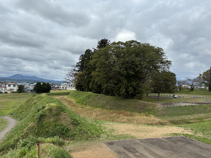 見事な土塁に囲まれた本丸跡