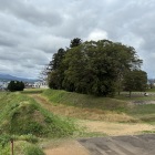 見事な土塁に囲まれた本丸跡