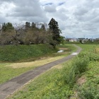 土塁の向こうに見渡せる家々