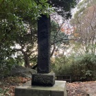 城の最上層にある「衣笠城址」の石碑