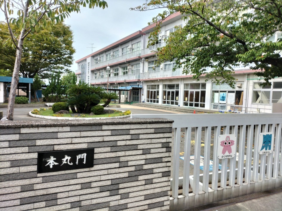 江尻小学校の本丸門