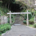 東山麓に入口冠木門柵列