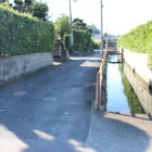 同左地区の益山用水路通り生垣石垣を南方向