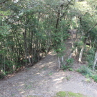主郭から北に伸びて居る尾根道登城路