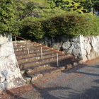 東面の中間に虎口石垣階段