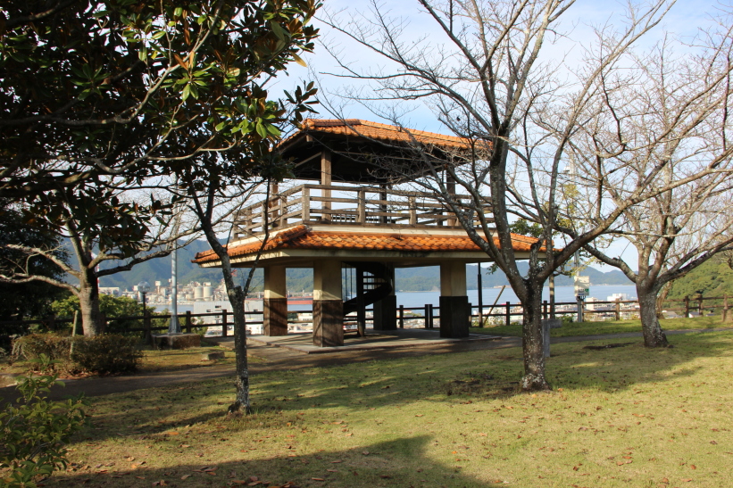 最上段に黄金色瓦櫓風展望台