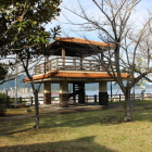 最上段に黄金色瓦櫓風展望台