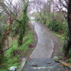 天守台跡から土塁上を見る