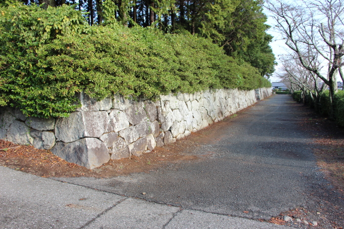 外周石垣南東角から東面を北へ