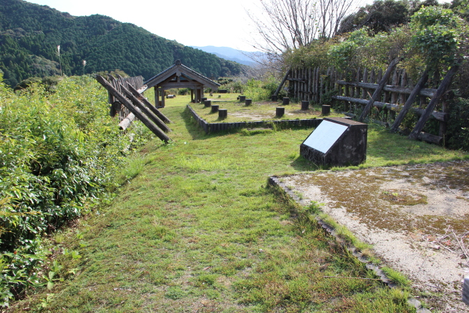 主郭内部を北から南へ
