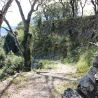 冠木門跡への登城路と二の丸東面石垣