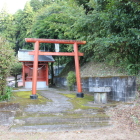 麓に山の神神社と広場、駐車場が在る