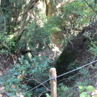 山之城登城階段脇の深い崖