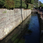 同左地区の益山用水路と生垣石垣通り北方向