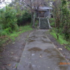 土塁上の参道、奥に天守台