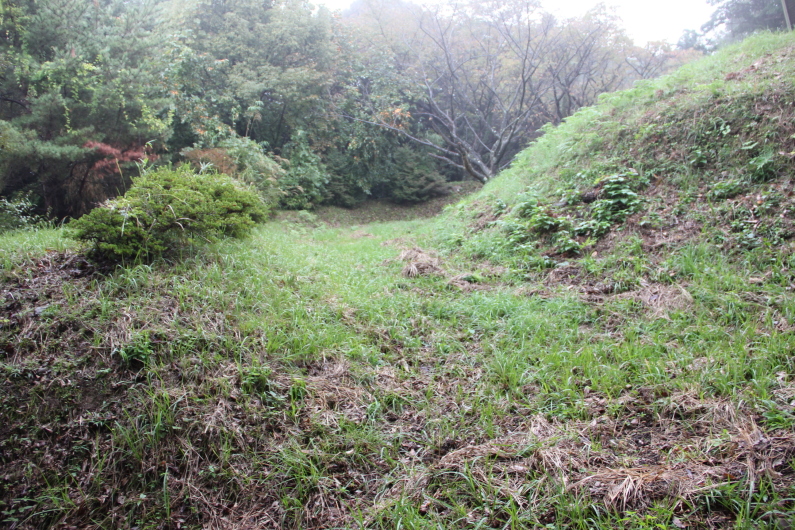 北側の外周堀と土塁