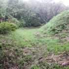 北側の外周堀と土塁