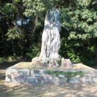 西に一段高い郭に別府城跡自然石碑