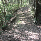 ３郭への登り土橋と右切岸