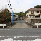 通りから西方向に石碑を見る