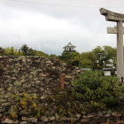 車道横より石垣と模擬天守