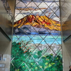 鹿屋航空基地史料館ロビーのステンドグラス桜島