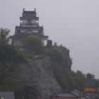 雨に霞む杵築城天守閣
