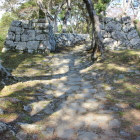 東虎口より出丸石畳と櫓門跡
