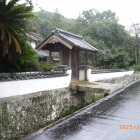 同左の西に面して石橋と門