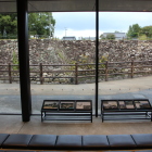 歴史博物館内部よりガラス窓越しに見る石垣