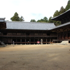 三つの堂、食堂、大講堂、常行堂を見る境内